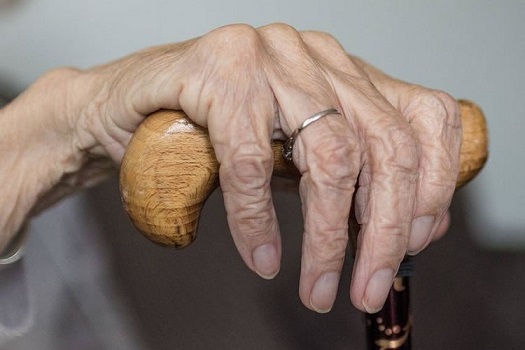 IDOSA DE 77 ANOS VAI RECONHECER CORPO DO FILHO E É PRESA POR TRÁFICO
